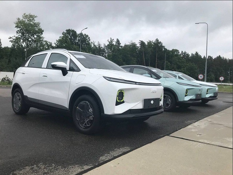 На белорусский завод BelGee доставили первую партию электромобилей Geely Geometry Е.