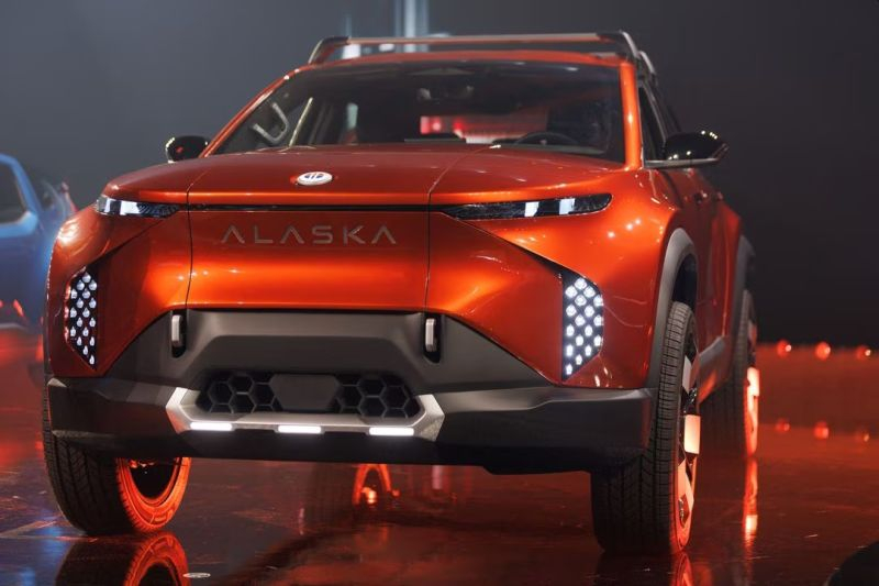 Компания Fisker представила две новые электрические модели - родстер Ronin и пикап Alaska.