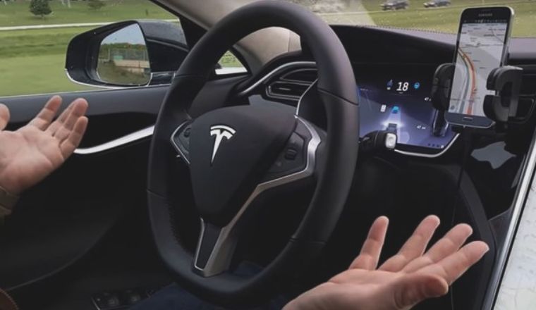 Полиция остановила Tesla без водителя.